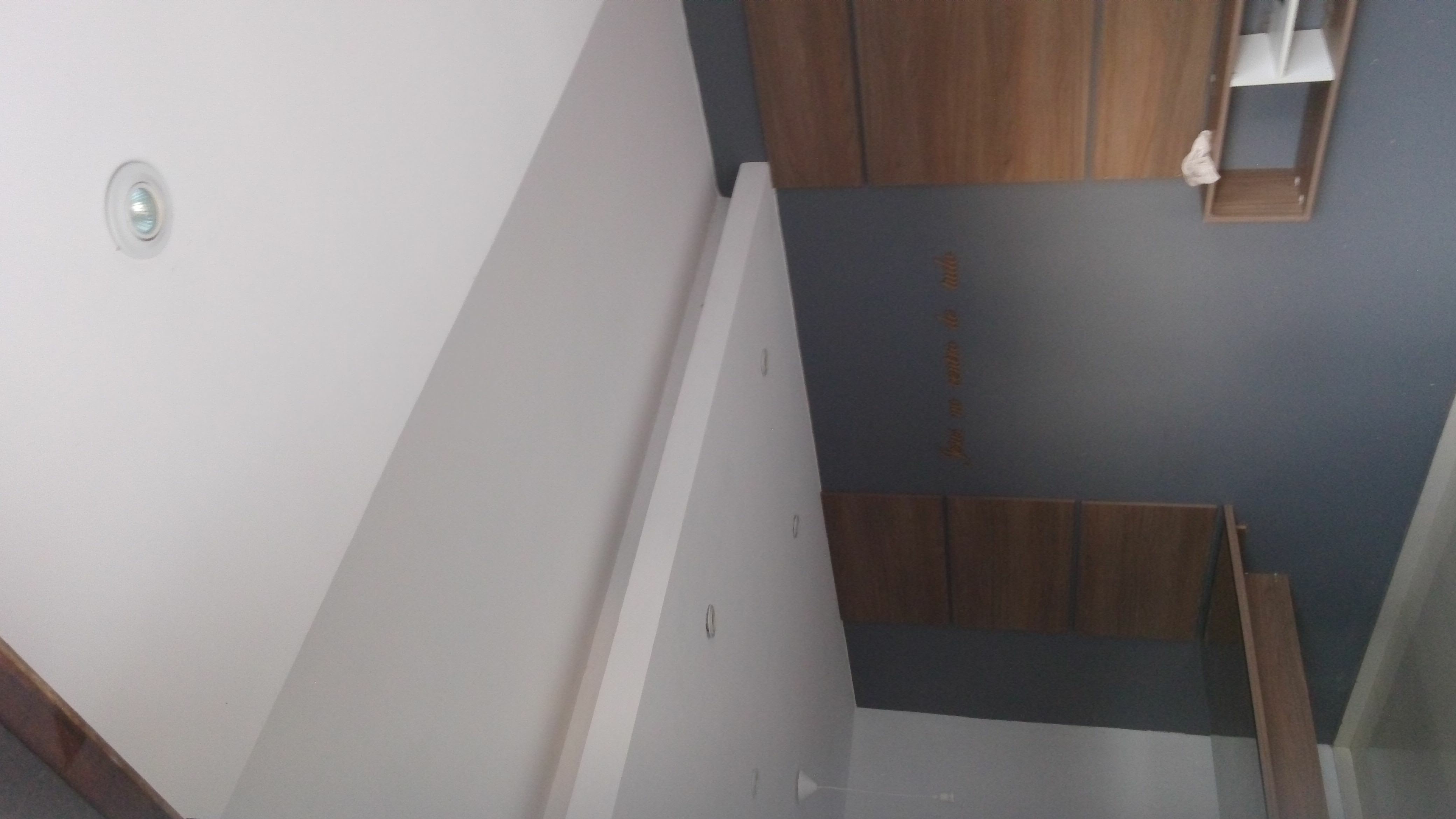 Detalhe do rebaixo de gesso e marcenaria planejada