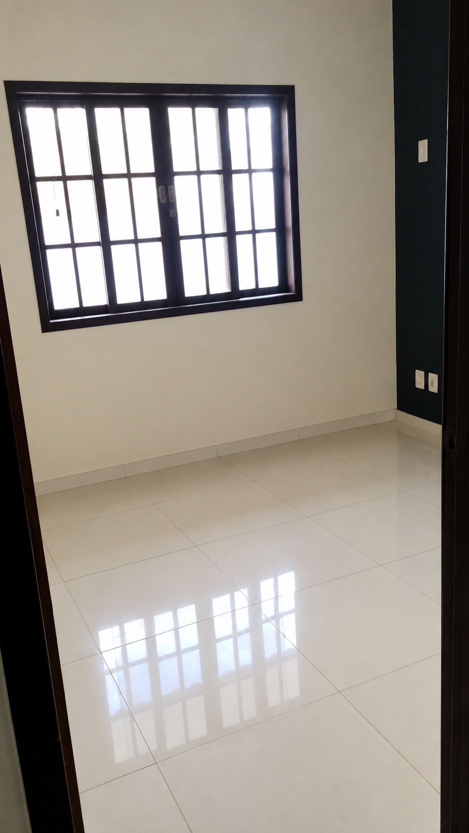 Quarto com parede de destaque e piso porcelanato