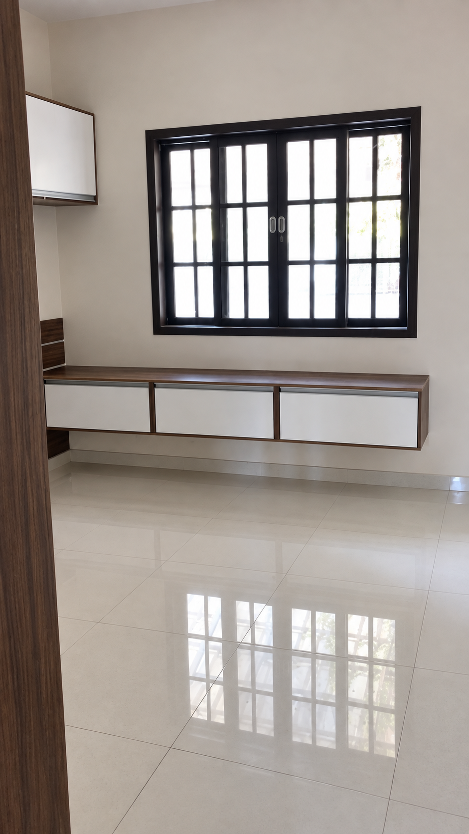 Quarto de casal com rack planejado sob a janela