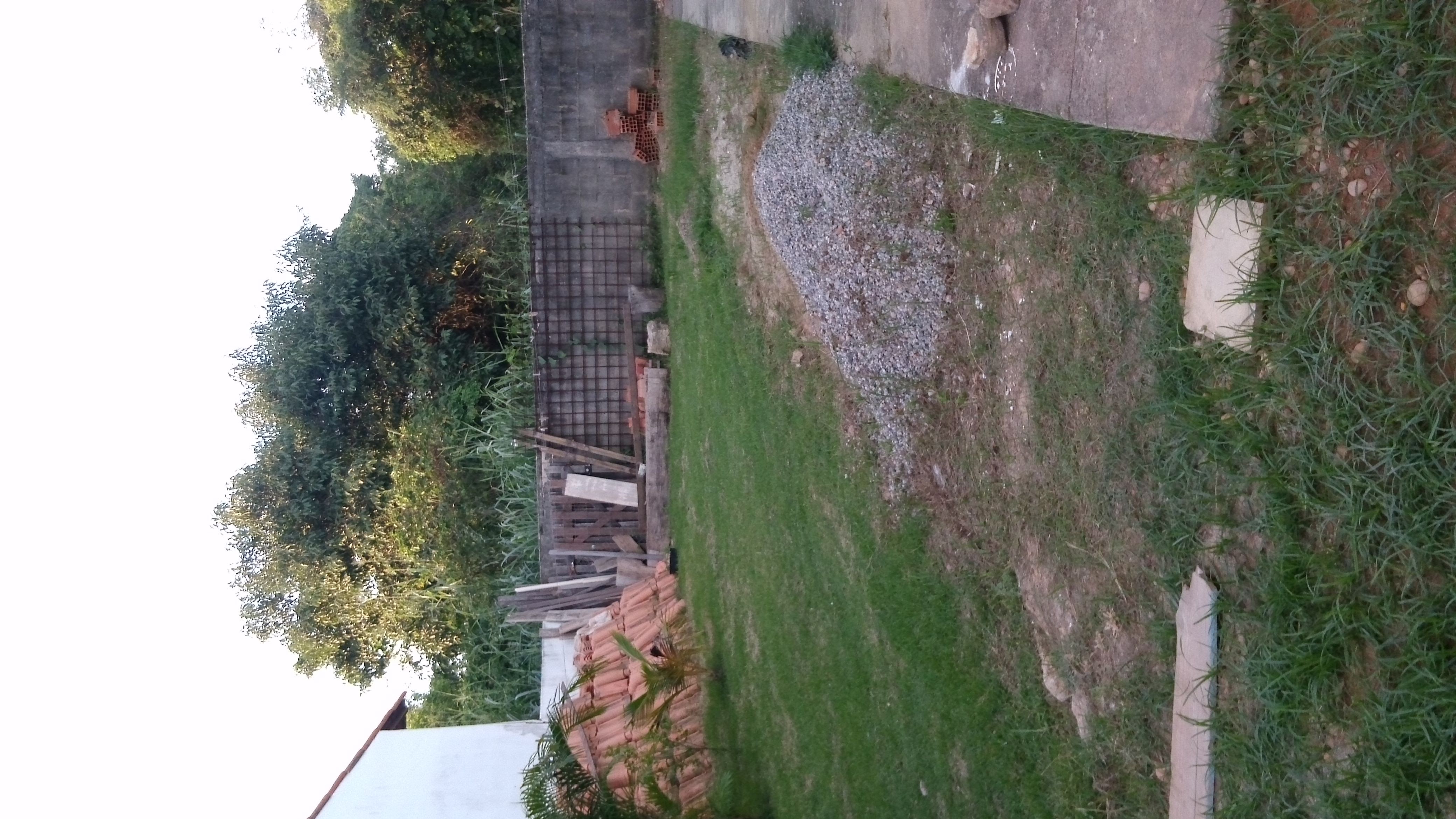 Quintal em fase de obra com materiais de construção