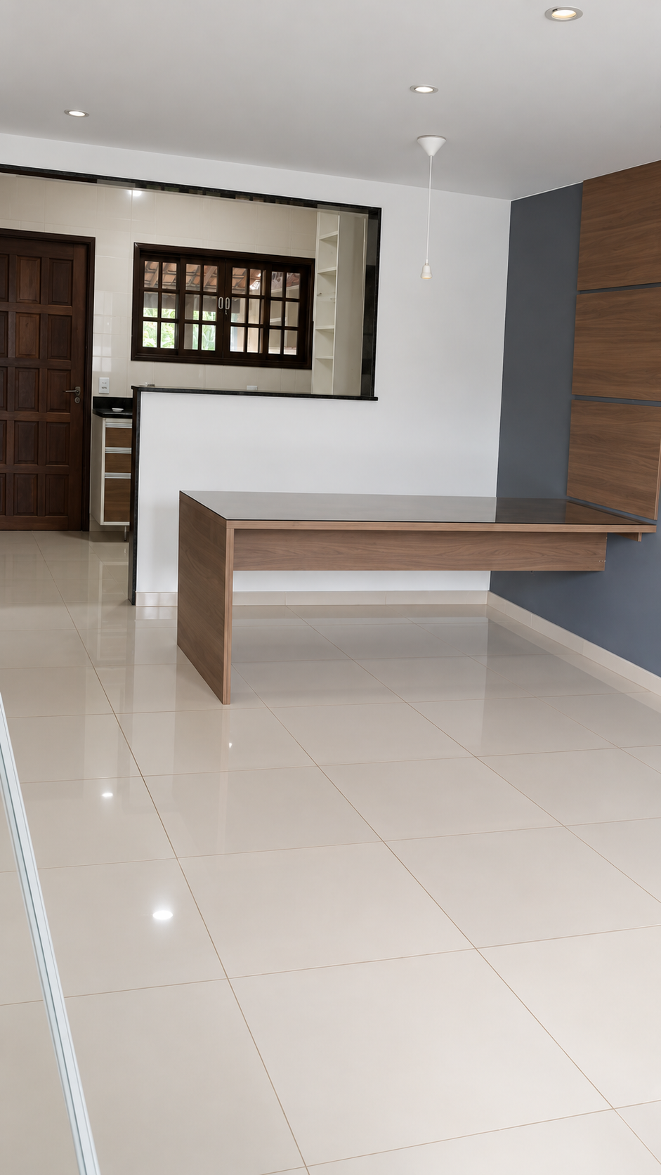 Sala de jantar com piso porcelanato e parede de destaque