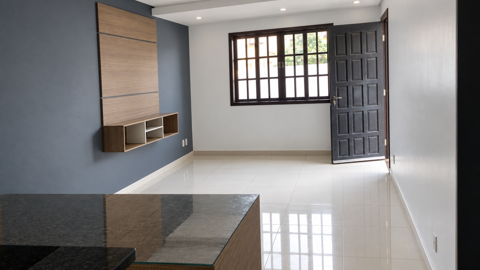 Sala de estar com painel de TV planejado e parede azul